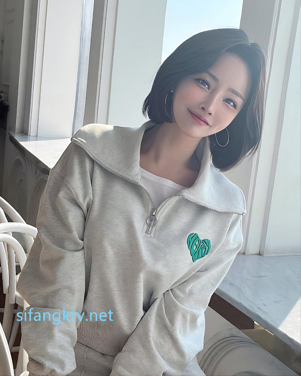陪酒小妹不容易做服务怕被发现只好把椅子挡门口